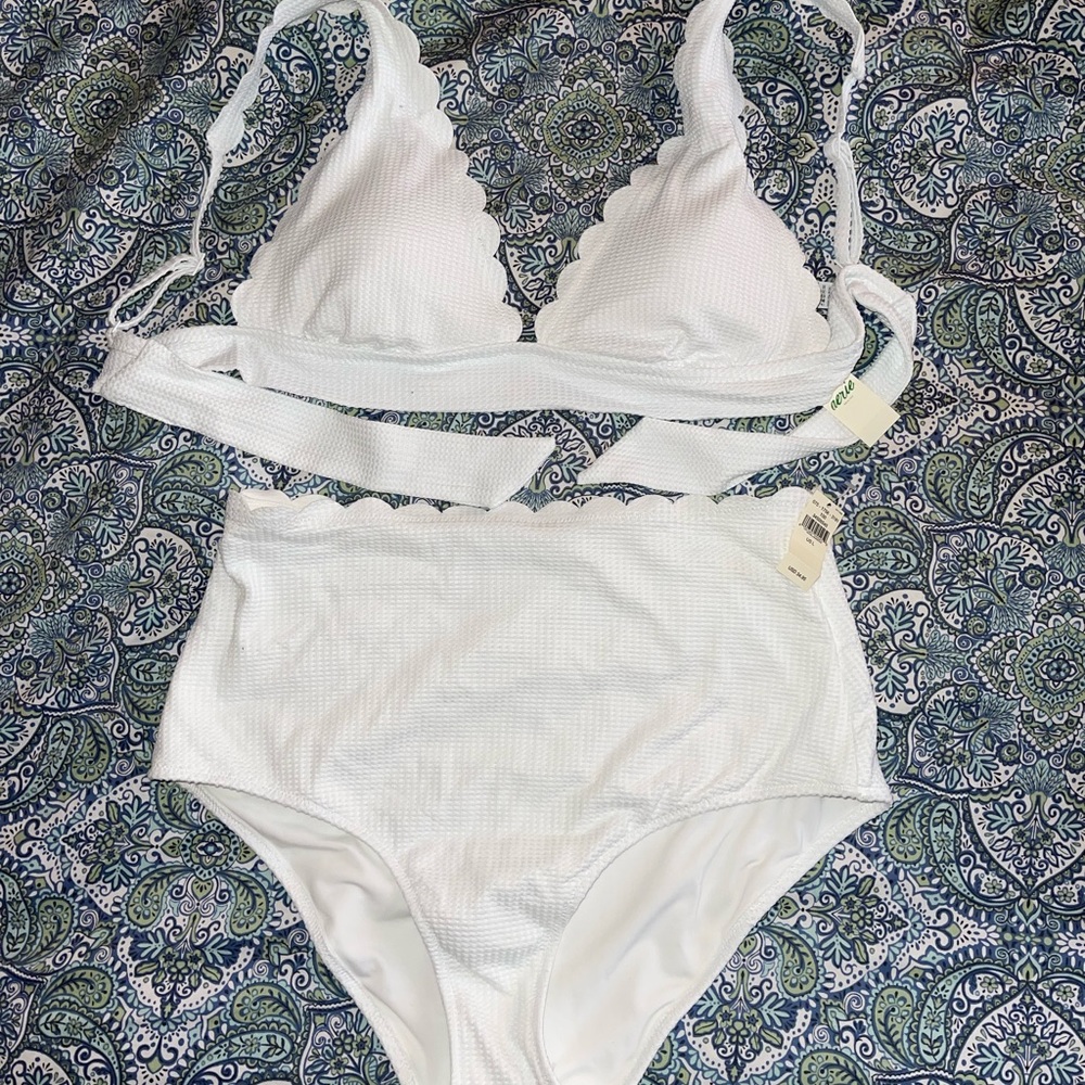 NWT Aerie Scalloped high bottom bikini. Size large.